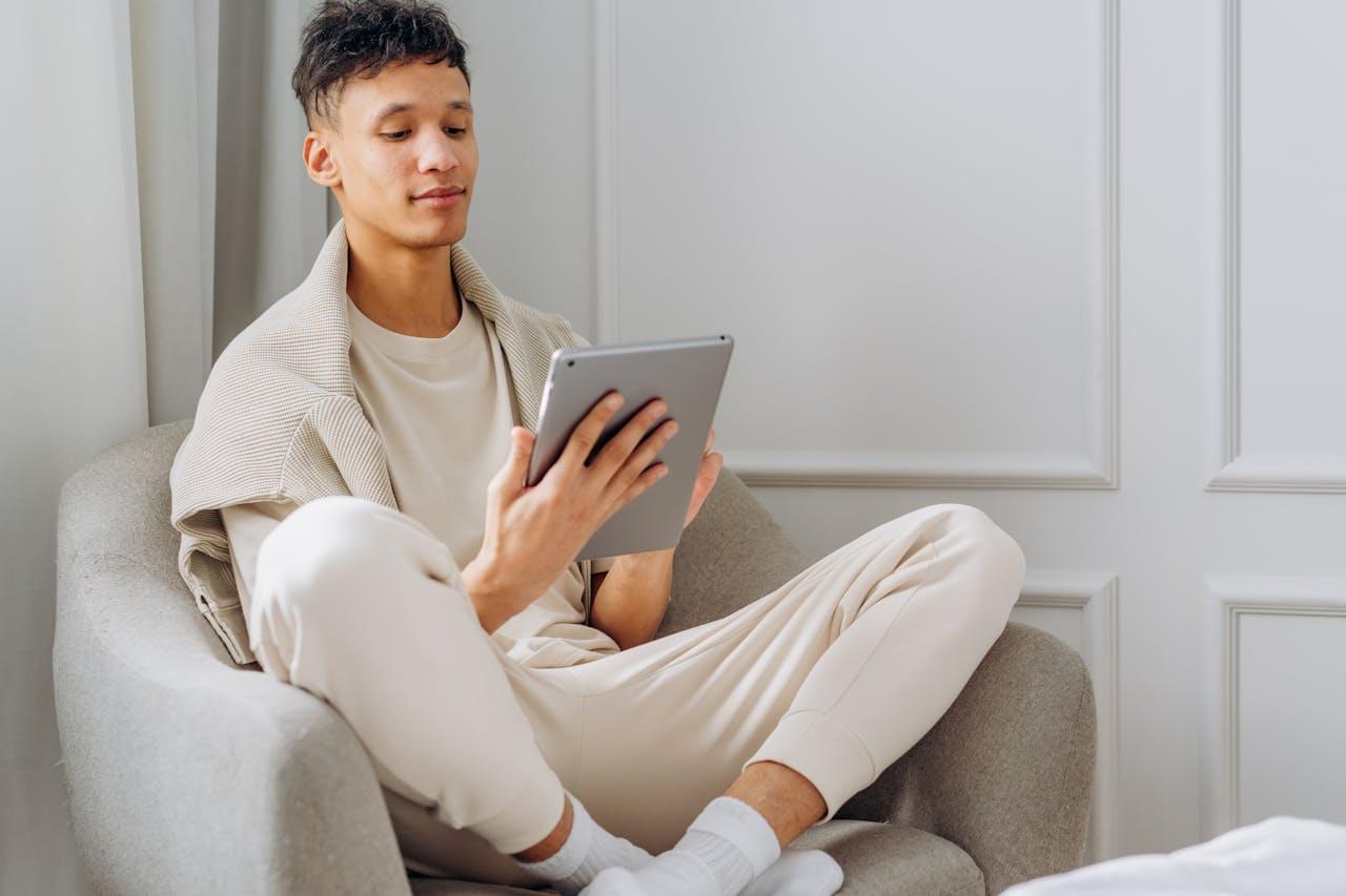 Человек с планшетом в уютной домашней обстановке